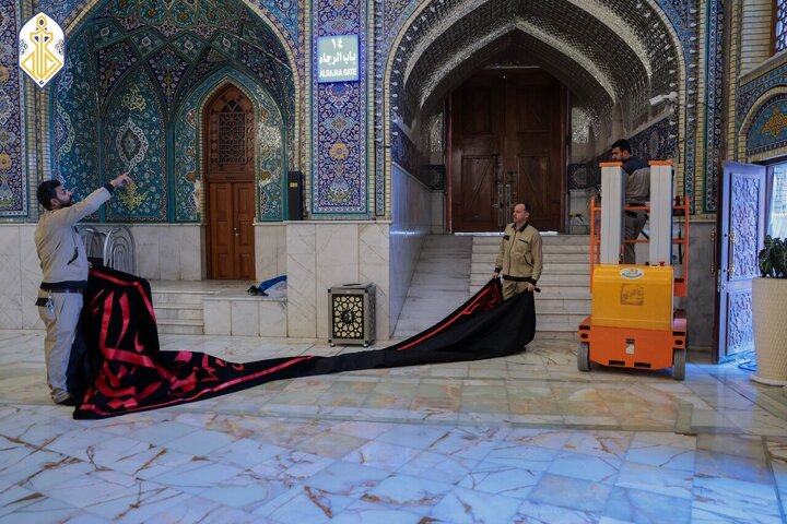 Informe fotográfico | Se alzan banderas negras de luto en honor al martirio de Lady Fátima en el Santuario de Kadhimiya