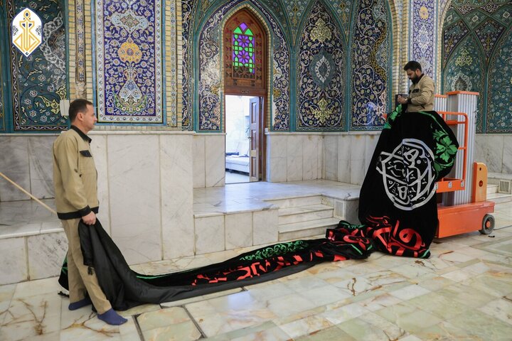 Informe fotográfico | Se alzan banderas negras de luto en honor al martirio de Lady Fátima en el Santuario de Kadhimiya