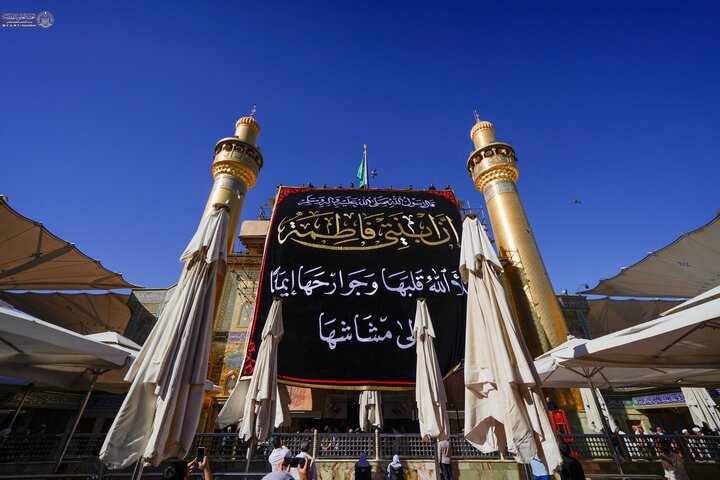 El Santuario de Amir al-Mu'minin, Imam Alí (la paz sea con él) se cubre de luto en el aniversario del martirio de la Excelencia Fátima al-Zahra (la paz sea con ella)