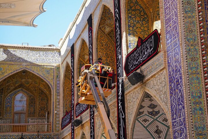 El Santuario de Amir al-Mu'minin, Imam Alí (la paz sea con él) se cubre de luto en el aniversario del martirio de la Excelencia Fátima al-Zahra (la paz sea con ella)