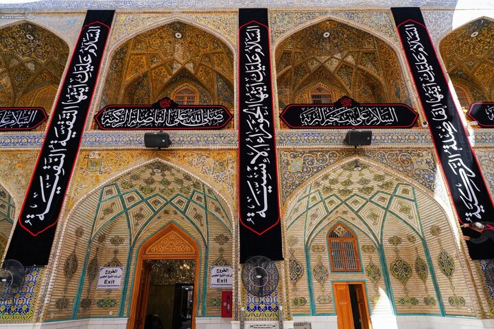 El Santuario de Amir al-Mu'minin, Imam Alí (la paz sea con él) se cubre de luto en el aniversario del martirio de la Excelencia Fátima al-Zahra (la paz sea con ella)