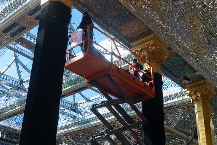 تقرير مصور/ نشر لافتات الحزن في ذكرى شهادة السيدة الزهراء (عليها السلام) في العتبة العباسية المقدسة