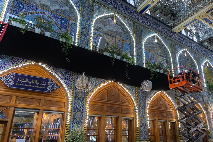 تقرير مصور/ نشر لافتات الحزن في ذكرى شهادة السيدة الزهراء (عليها السلام) في العتبة العباسية المقدسة