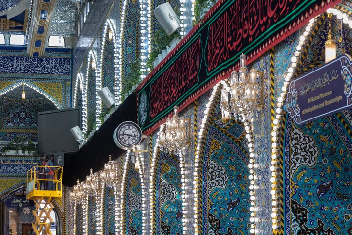 تقرير مصور/ نشر لافتات الحزن في ذكرى شهادة السيدة الزهراء (عليها السلام) في العتبة العباسية المقدسة