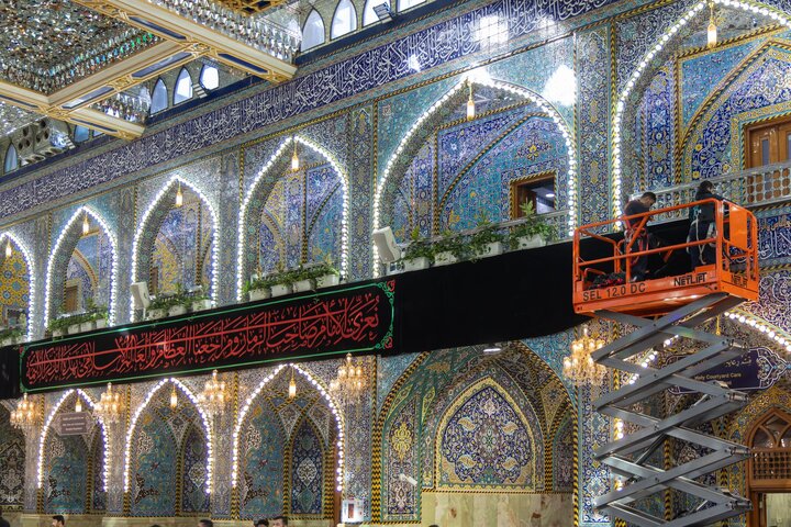 تقرير مصور/ نشر لافتات الحزن في ذكرى شهادة السيدة الزهراء (عليها السلام) في العتبة العباسية المقدسة