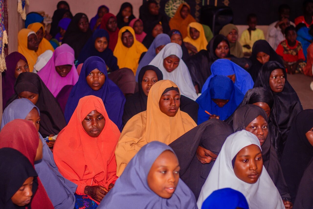 برگزاری درس اخلاق برای دانشآموزان شیعه در حسینیۀ رسولالاکرم نیجریه + تصاویر