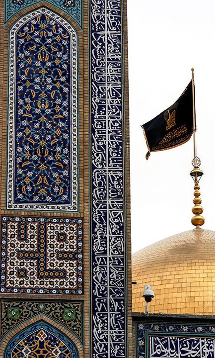 ویدیو | پرچم گنبد حرم امام رضا(ع) رنگ عزا گرفت