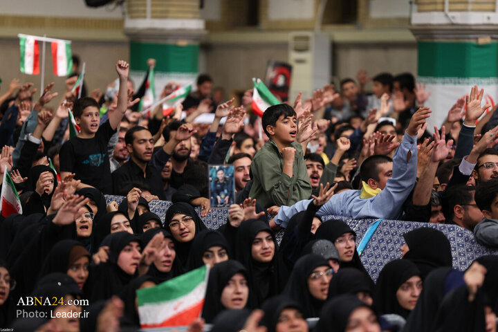Foto / Öğrencilerin İslam İnkılap Lideriyle Görüşmesinde Seçilmiş Fotoğraf Kareleri