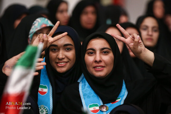 Foto / Öğrencilerin İslam İnkılap Lideriyle Görüşmesinde Seçilmiş Fotoğraf Kareleri