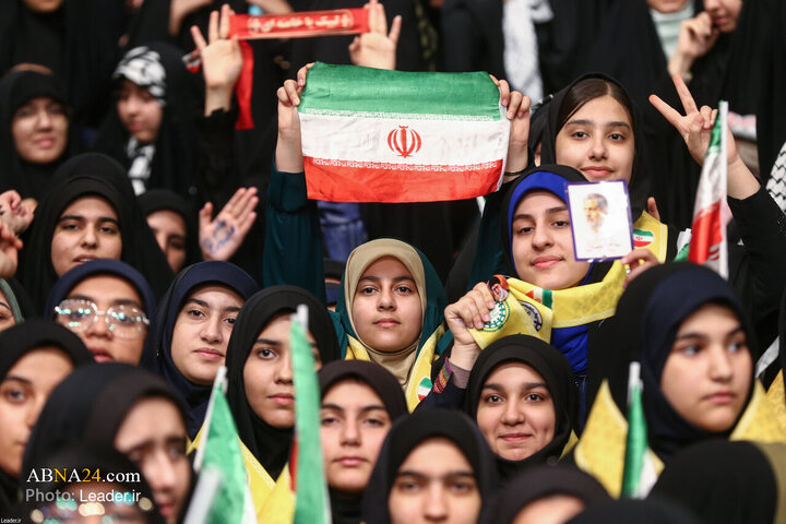 Foto / Öğrencilerin İslam İnkılap Lideriyle Görüşmesinde Seçilmiş Fotoğraf Kareleri