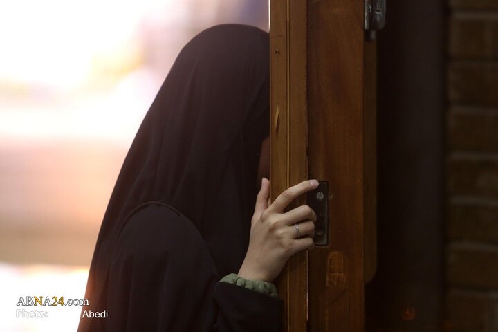 Informe fotográfico | Atmósfera espiritual en el santuario de la Noble Dama de la Familia del Profeta (PB) en la noche del aniversario del martirio de la Excelencia Fátima al-Zahra (la paz sea con ella)