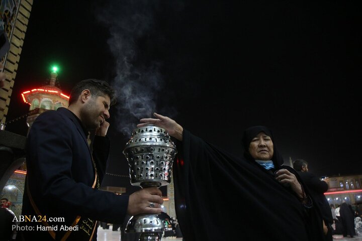 Informe fotográfico | Atmósfera espiritual en el santuario de la Noble Dama de la Familia del Profeta (PB) en la noche del aniversario del martirio de la Excelencia Fátima al-Zahra (la paz sea con ella)