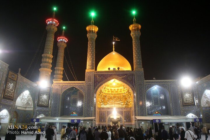 Informe fotográfico | Atmósfera espiritual en el santuario de la Noble Dama de la Familia del Profeta (PB) en la noche del aniversario del martirio de la Excelencia Fátima al-Zahra (la paz sea con ella)
