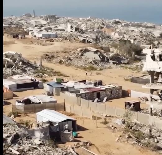 加沙被夷为平地的街区的无人机图像