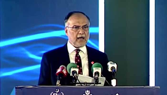 تمام بندرگاہوں کو جدید بنا رہے ہیں، پاکستان دنیا کیلئے سمندری ٹریڈ روٹ ثابت ہوگا: احسن اقبال