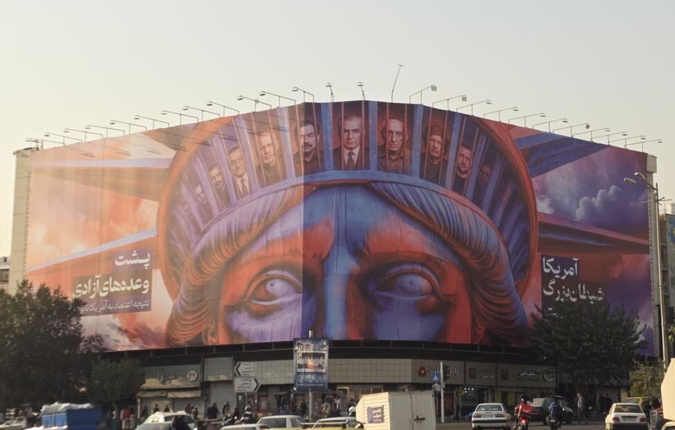 В Тегеране повесили антиамериканский баннер с изображением Зеленского