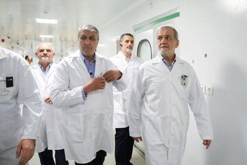 Rais Dkt. Pezeshkian azuru Shirika la Nishati ya Atomiki la Iran na kupongeza mafanikio ya wanasayansi wa sekta ya nyuklia katika huduma za afya