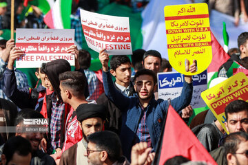 တီဟီရန်တွင် နိုဝင်ဘာ ၄ ရက် နေ့ ၍ ကမ္ဘာ့ အာဏာရှင် ဝါဒကို ဆန့်ကျင်ရေး အမျိုးသားနေ့ကို ကျင်းပ/လူအများ အပြား ပါဝင်