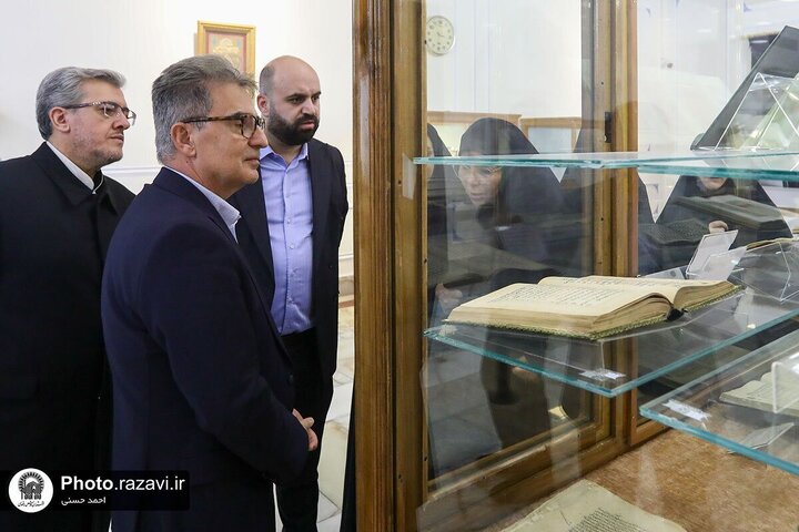 تقرير مصور/ القنصل العام لتركيا يزور متحف العتبة الرضوية المقدسة في مدينة مشهد