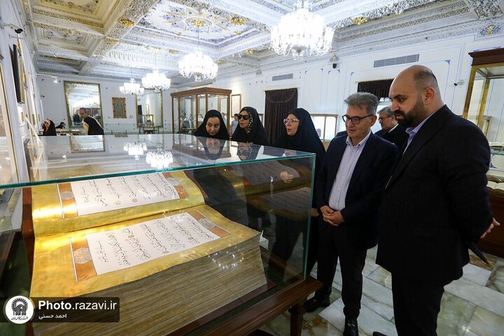 تقرير مصور/ القنصل العام لتركيا يزور متحف العتبة الرضوية المقدسة في مدينة مشهد