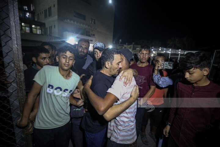 Informe fotográfico | Equipos de la Cruz Roja recibieron a cinco prisioneros de Gaza tras ser liberados de las cárceles israelíes
