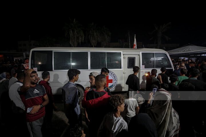 Informe fotográfico | Equipos de la Cruz Roja recibieron a cinco prisioneros de Gaza tras ser liberados de las cárceles israelíes