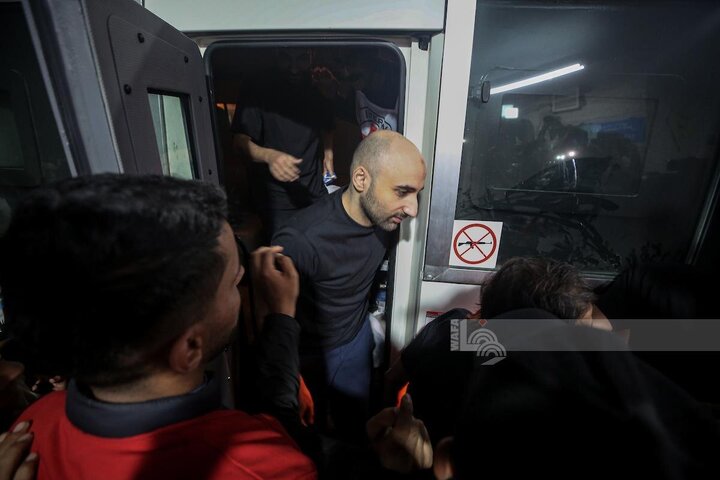 Informe fotográfico | Equipos de la Cruz Roja recibieron a cinco prisioneros de Gaza tras ser liberados de las cárceles israelíes
