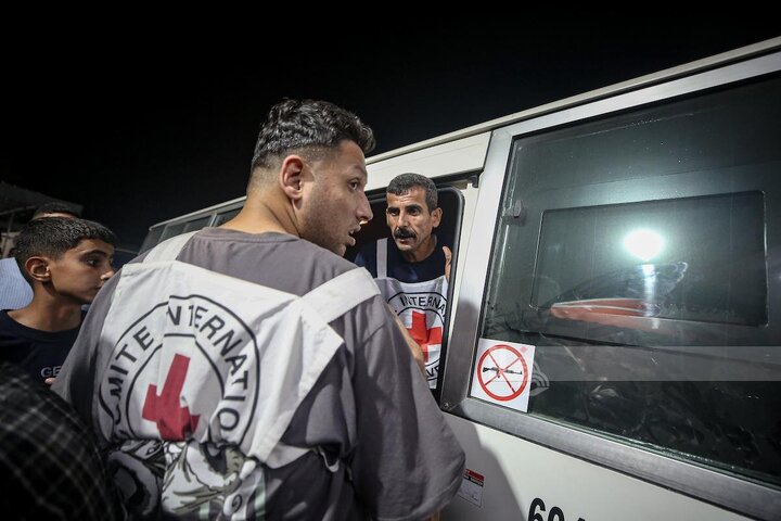 Informe fotográfico | Equipos de la Cruz Roja recibieron a cinco prisioneros de Gaza tras ser liberados de las cárceles israelíes