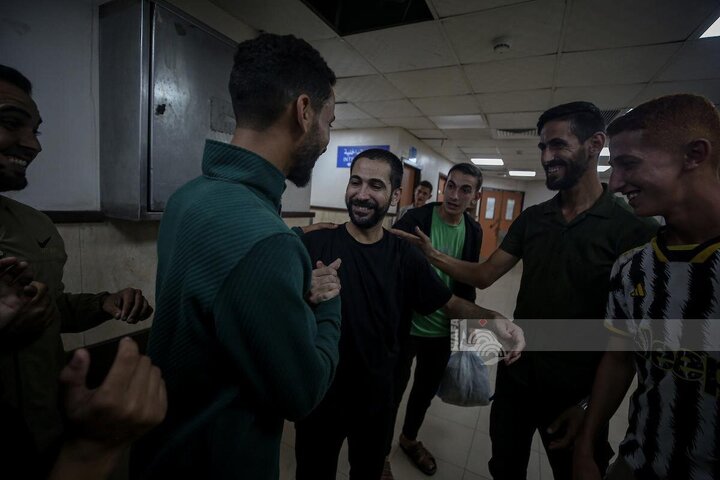 Informe fotográfico | Equipos de la Cruz Roja recibieron a cinco prisioneros de Gaza tras ser liberados de las cárceles israelíes