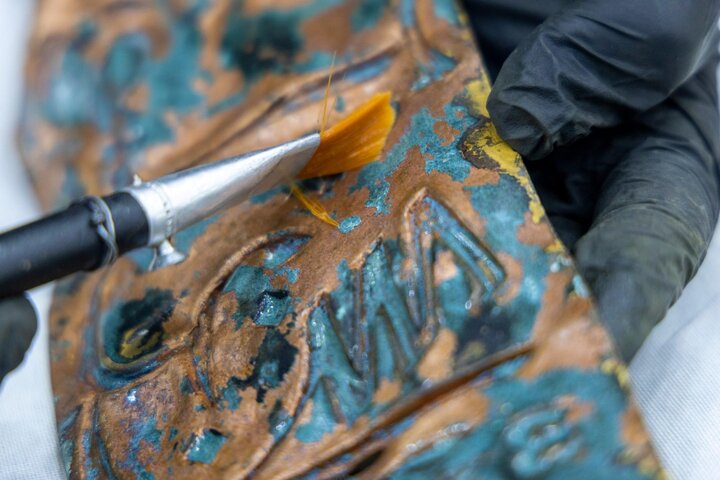 متحف الكفيل ينجز أعمال الصيانة والترميم لمقتنيات العتبة العسكرية المقدسة