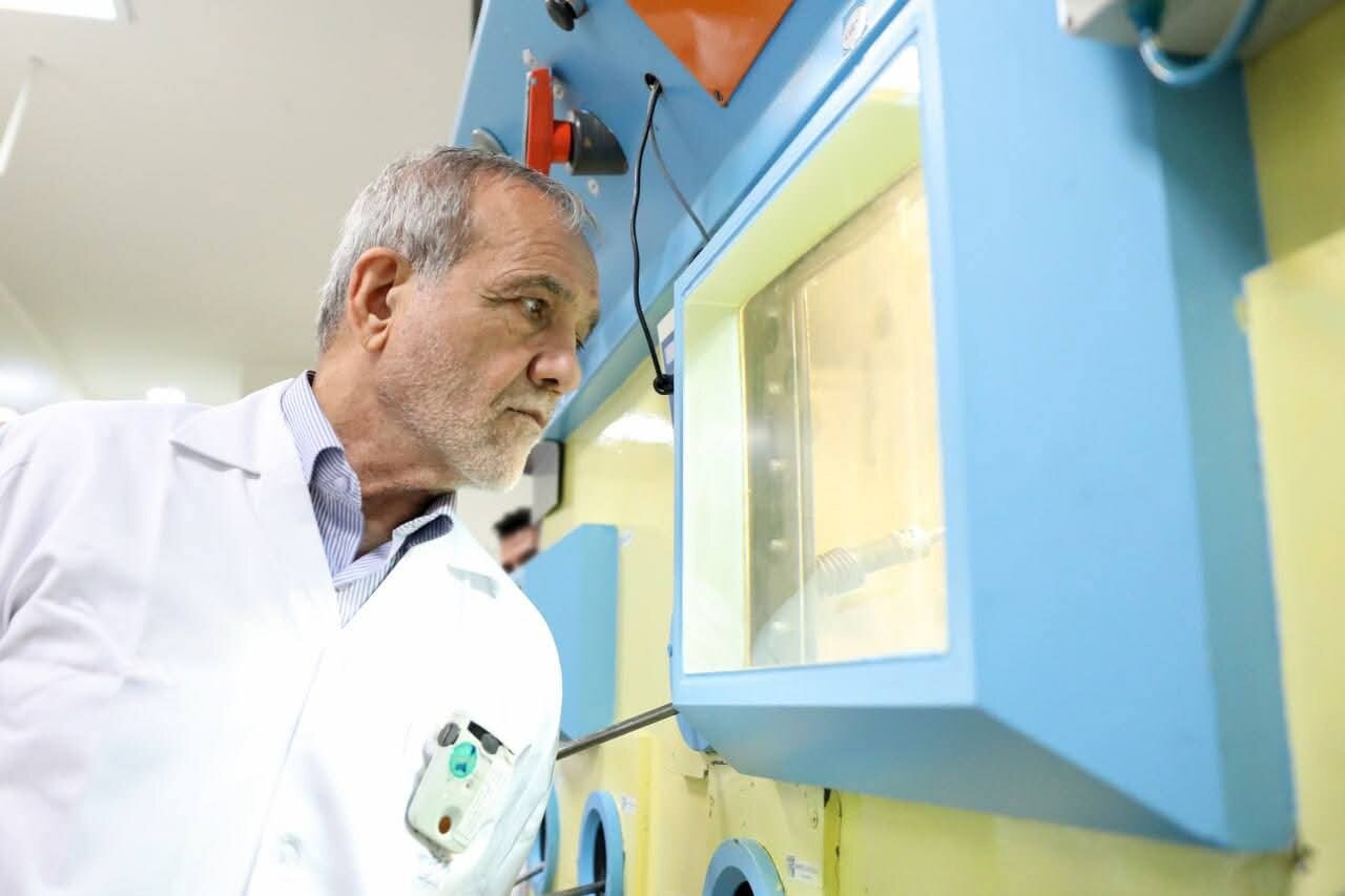 Rais Dkt. Pezeshkian azuru Shirika la Nishati ya Atomiki la Iran na kupongeza mafanikio ya wanasayansi wa sekta ya nyuklia katika huduma za afya