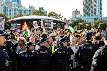 Фото Репортаж / Тәзаһүрат едән Фәләстин тәрәфдары Австралијанын Сиднеј шәһәриндә кечирилән силаһ сәрҝисини мүһасирәјә алыблар