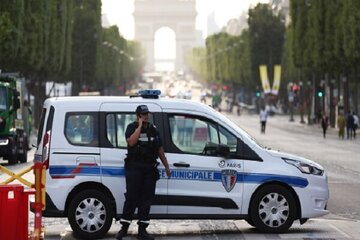 Veicolo si lancia contro la folla in Francia; 10 feriti