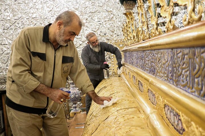 Informe fotográfico | El Departamento de Fabricación de Ventanas realiza trabajos de mantenimiento en la reja del santuario de los imanes al-Yawadayn (PB)
