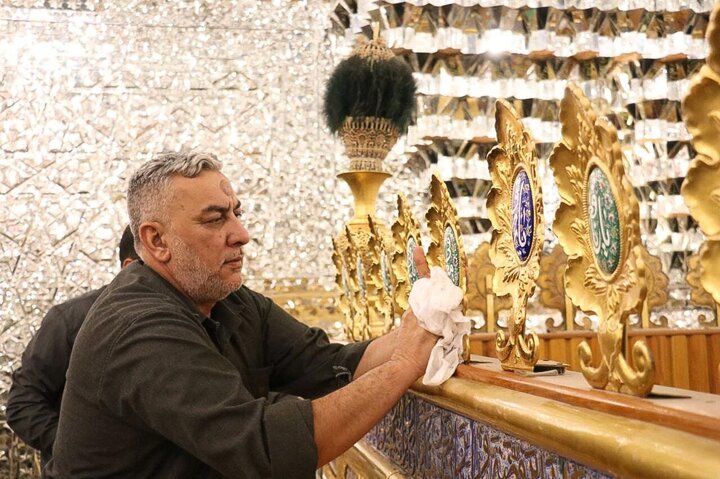 Informe fotográfico | El Departamento de Fabricación de Ventanas realiza trabajos de mantenimiento en la reja del santuario de los imanes al-Yawadayn (PB)