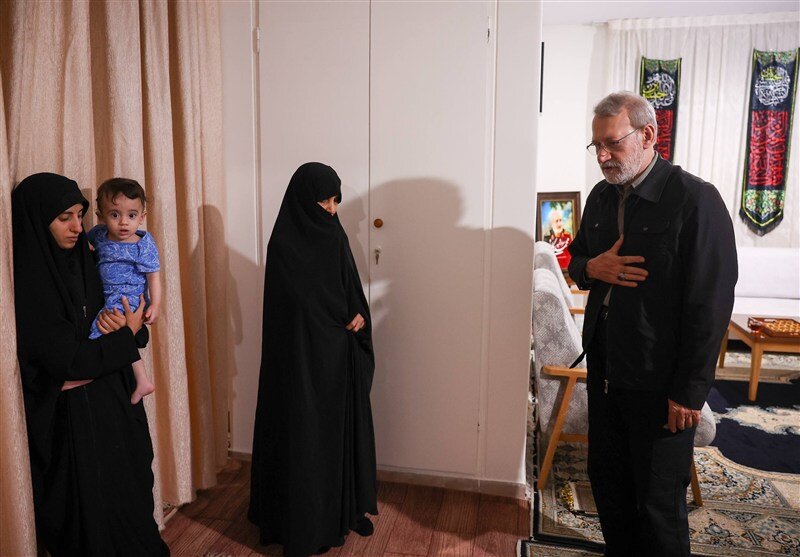دیدار لاریجانی با خانواده شهید محمد کاظمی