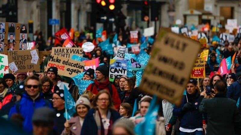 財政面で苦渋の決断を迫られる英国；財政赤字補填のため増税の可能性も