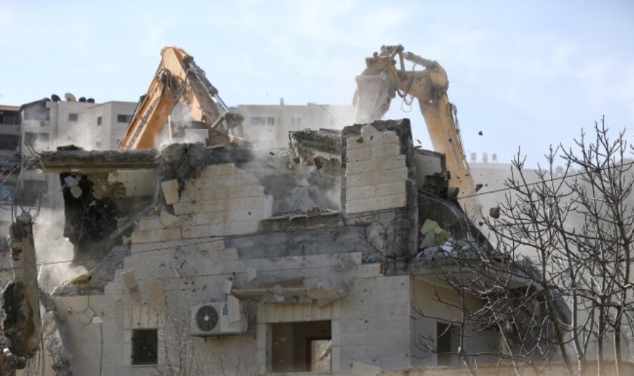 فيديو | آليات العدو الإسرائيلي تنفذ عملية هدم في بلدة عناتا شرق القدس المحتلة