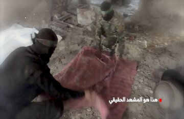Видео | "Әсл сәһнә будур": Әл-Гәссам Бригадалары мәһбусларын ҹәсәдләринин ҝери алынмасы илә бағлы һәгигәти үзә чыхаран ҝөрүнтүләри јајымлады