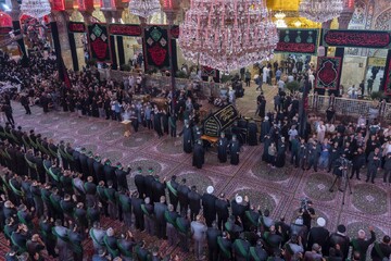 تصاویر | دسته عزای مشترک خادمان حرم‌های مطهر حسینی و عباسی، در شهادت حضرت فاطمه(س)