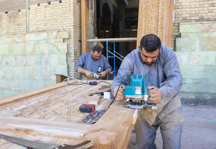 تقرير مصور/ العتبة العباسية تنصب أبواب خشبية جديدة لمرقد السيد أبو الفضل زيد النار ابن الإمام الكاظم (ع) في الديوانية