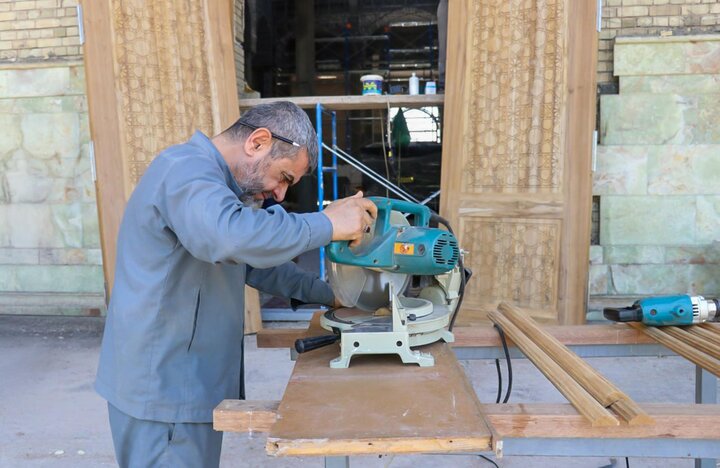 تقرير مصور/ العتبة العباسية تنصب أبواب خشبية جديدة لمرقد السيد أبو الفضل زيد النار ابن الإمام الكاظم (ع) في الديوانية