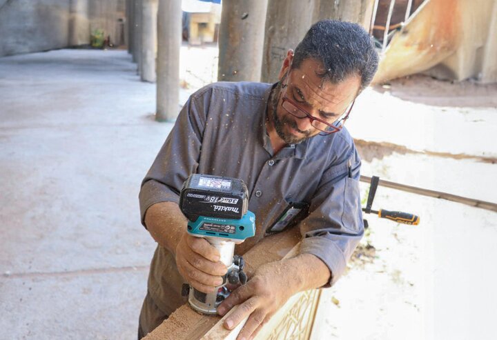 تقرير مصور/ العتبة العباسية تنصب أبواب خشبية جديدة لمرقد السيد أبو الفضل زيد النار ابن الإمام الكاظم (ع) في الديوانية