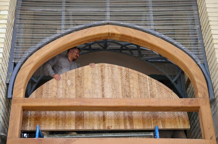 تقرير مصور/ العتبة العباسية تنصب أبواب خشبية جديدة لمرقد السيد أبو الفضل زيد النار ابن الإمام الكاظم (ع) في الديوانية