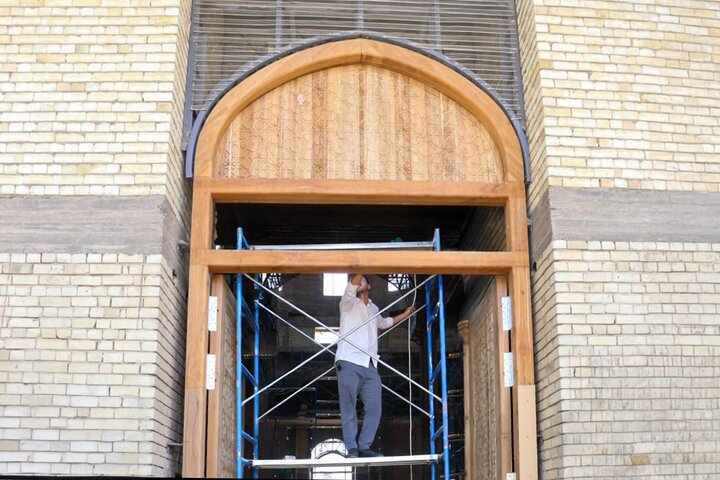 تقرير مصور/ العتبة العباسية تنصب أبواب خشبية جديدة لمرقد السيد أبو الفضل زيد النار ابن الإمام الكاظم (ع) في الديوانية