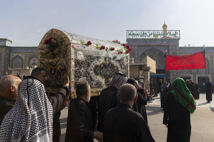 تشييع النعش الرمزي للسيدة الزهراء (عليها السلام) عند العتبتين المقدستين بكربلاء المقدسة