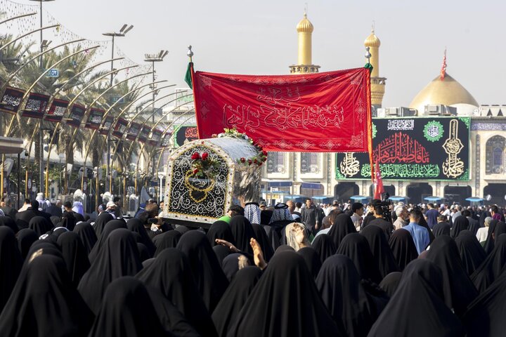 تشييع النعش الرمزي للسيدة الزهراء (عليها السلام) عند العتبتين المقدستين بكربلاء المقدسة