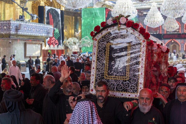 تشييع النعش الرمزي للسيدة الزهراء (عليها السلام) عند العتبتين المقدستين بكربلاء المقدسة