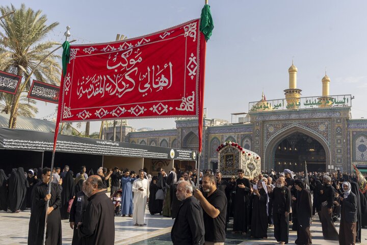 تشييع النعش الرمزي للسيدة الزهراء (عليها السلام) عند العتبتين المقدستين بكربلاء المقدسة