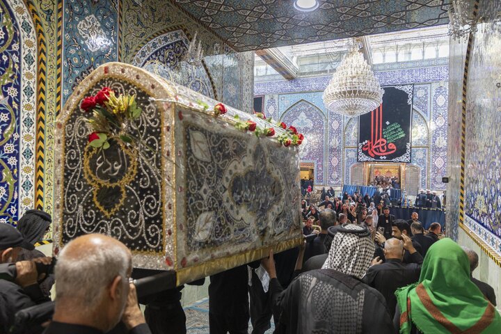 تشييع النعش الرمزي للسيدة الزهراء (عليها السلام) عند العتبتين المقدستين بكربلاء المقدسة